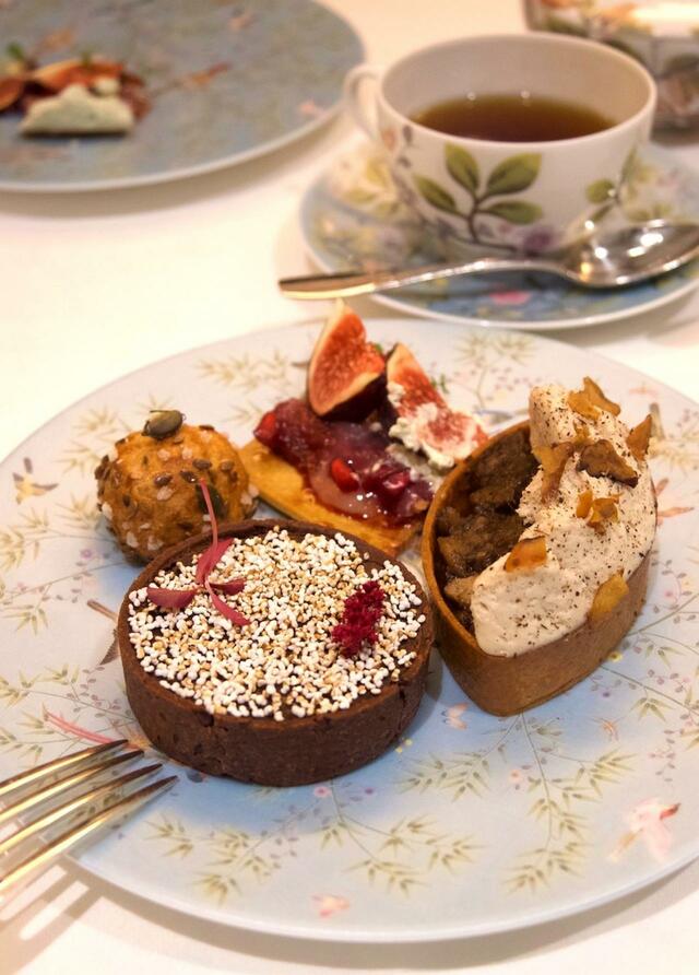 アフタヌーンティーのスイーツたち。濃厚なチョコレートやさつまいものタルトなど、素材と技法にこだわり抜いた逸品ばかり