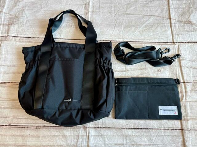 巾着型バッグとショルダーストラップ、ポーチが入っていました！