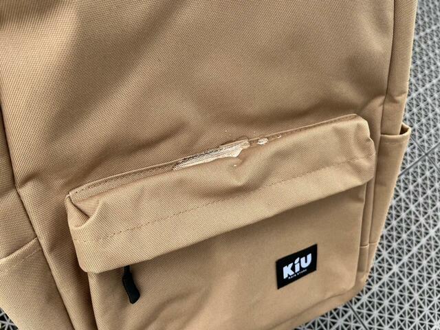 【KiU ウォータープルーフ デイバックパック k286】生地の表面は撥水加工、裏面は防水加工のダブル仕様！水をかけるとしっかり弾いてくれました