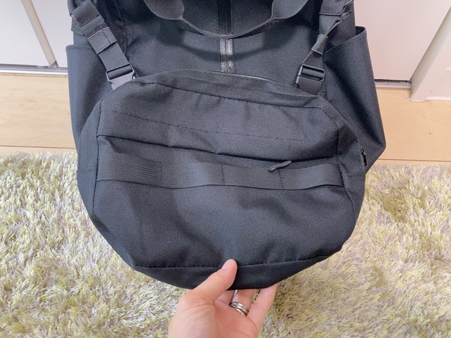 【ワークマン 防水ワールドウォークバックパック】ショルダーバッグのサイズは(約)縦18×横24×幅6cm、容量3Lです