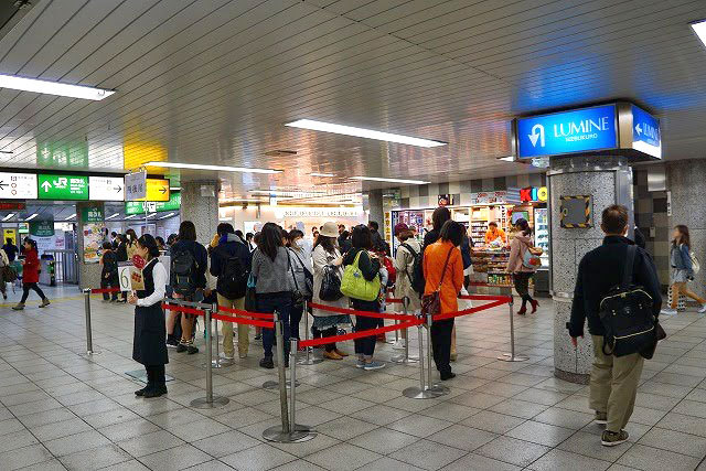 シュクリムシュクリ／店舗の前には購入者のみで、通路をふさがないように少し離れた場所に並ぶスペースがあります。