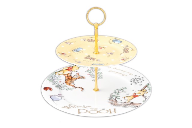 ケーキスタンド 2,800円｜(大)直径約27.5cm、(小)直径約20cm、(全体の高さ)約23cm｜東京ディズニーリゾートAfternoonTeaプロデュース限定アイテム第3期「くまのプーさん」｜東京ディズニーランド「ホームストア」、東京ディズニーシー「ベッラ・ミンニ・コレクション」
