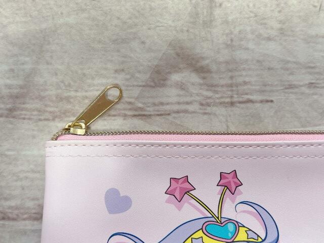 ファスナーはゴールド