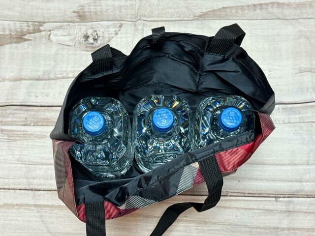 2Lのペットボトルが3本収納できる大容量！