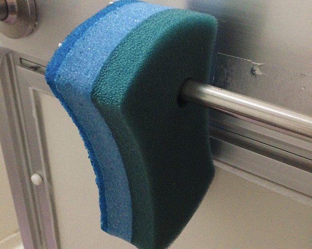 【カインズ】水だけでも汚れを落とすバススポンジ ソフト／切り込みが便利！