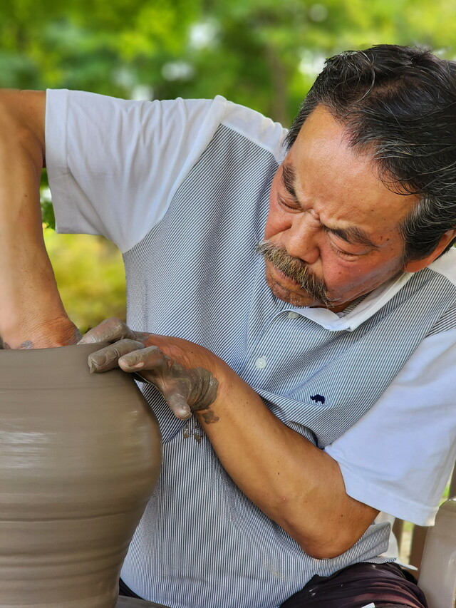 驪州陶磁器文化センターの屋外イベントで陶磁器を作る驪州の陶芸家