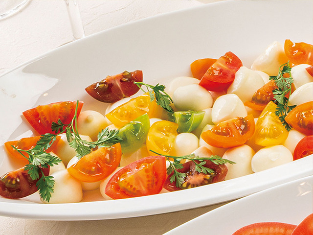 モッツァレラチーズとカラフルトマトのカプレーゼ