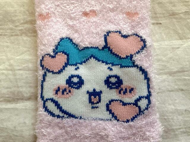 うっとりポーズで目を輝かせるハチワレ。お顔の周りにハートが飛んでいてかわいすぎる〜!