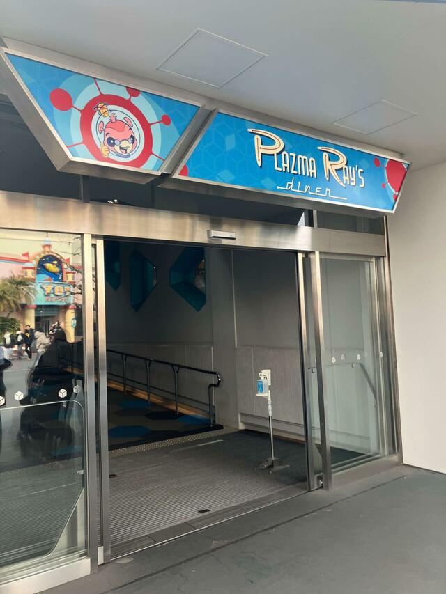 トゥモローランドにある「プラズマ・レイズ・ダイナー」へ。【春ディズニー「格安＆激かわグルメ」】
