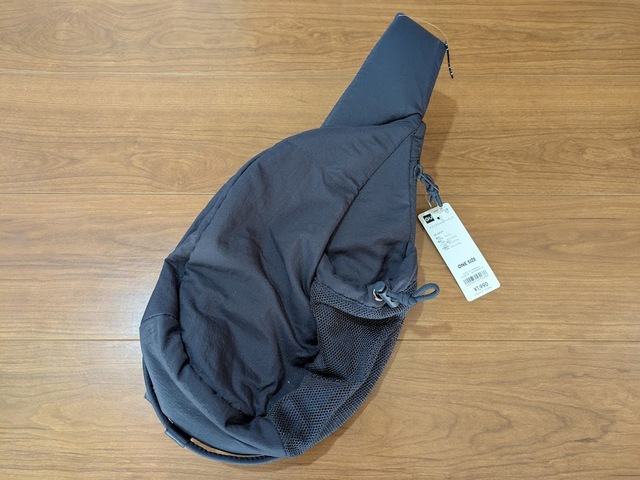 【GU スリングショルダーバッグ】カラーはブラック、ベージュ、ネイビーの3種類です