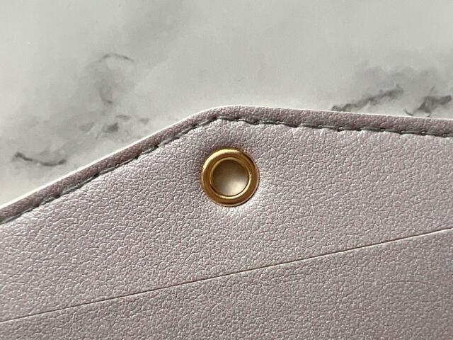 ハトメ付きの穴が開いているため、ボールチェーンやストラップでアレンジができるのもGood!