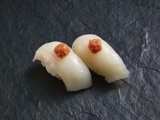 「【食卓のやまや】博多明太子いか握り」<価格:264円(税込)>【【ゆず庵】11月18日より「鮪づくし三貫盛り」や「うに海鮮手巻き」「牡蠣の天ぷら」など、こだわりの贅沢メニューが新登場!】