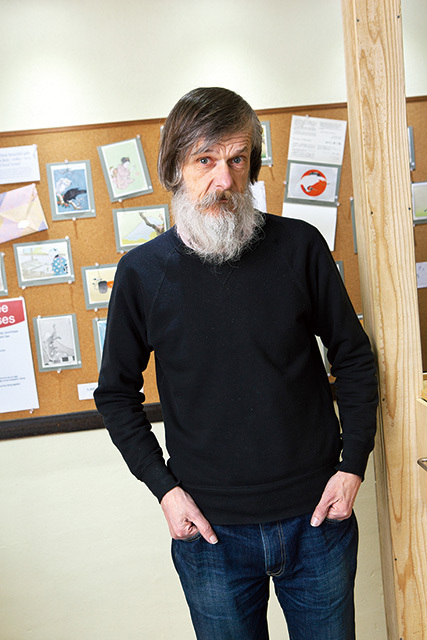 木版館オーナーのデービッドさん。「来日前にネットを見て来店する人が多いです」