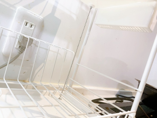 【ニトリ 水切り(2段スリム PP-2S ホワイト)】上段の水切りラックの排水を手伝うボールチェーン付き