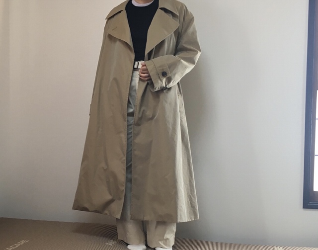 【ワークマン MEDIHEAL(R)ROOM(メディヒールルーム)長袖シャツ】トレンチコートを合わせたきれい目スタイルに