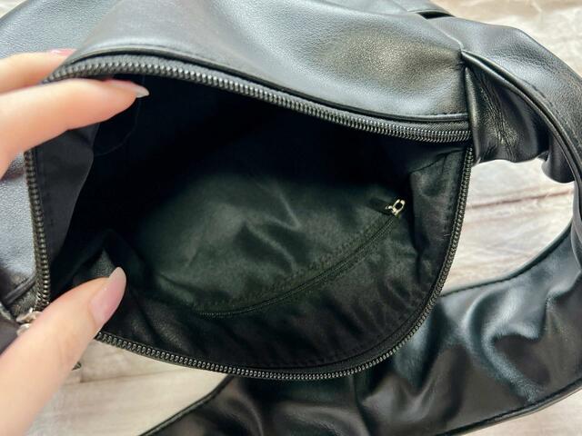 内側にはファスナー付きポケットが1つ