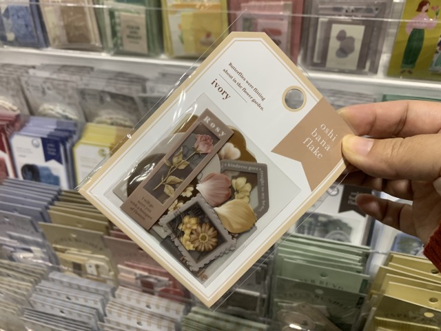 エレガントなフレークシールは大人の文具好きにぴったり