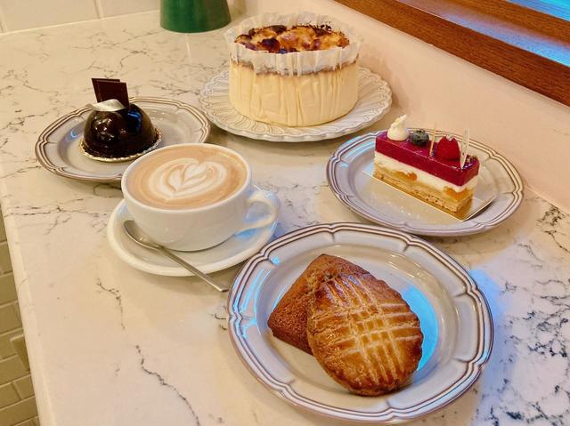 カフェバルでオーダーできるお菓子（一部）。手前がガトーバスク