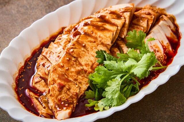 「四川名菜「よだれ鶏」」<期間:2025年12月1日~12月31日>【揚げたて天麩羅やローストビーフも食べ放題!和・洋・中の豪華メニューが揃う「イヤーエンド スペシャル ビュッフェ」開催】