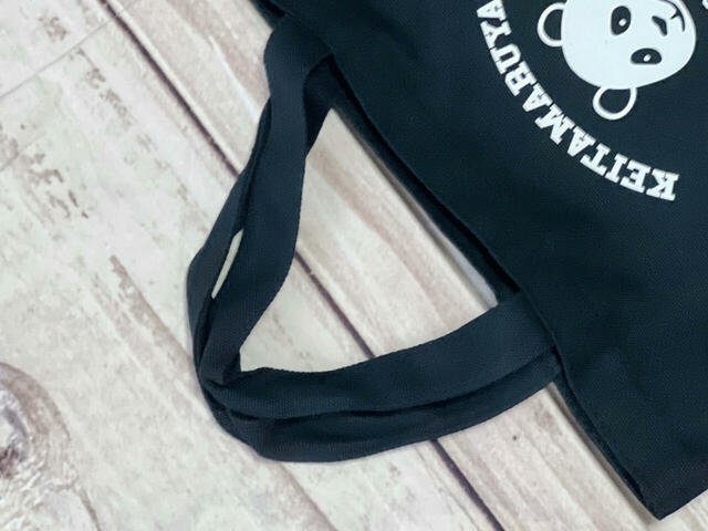 持ち手は短めなため、腕にかけるか、手で持つスタイル