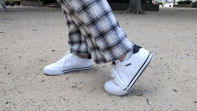 【PUMA コート クラシック バルク スニーカー】石畳や階段、砂利道、アスファルトなどさまざまな路面を歩きましたが、高性能インソールのおかげでとても軽やかに歩けました！