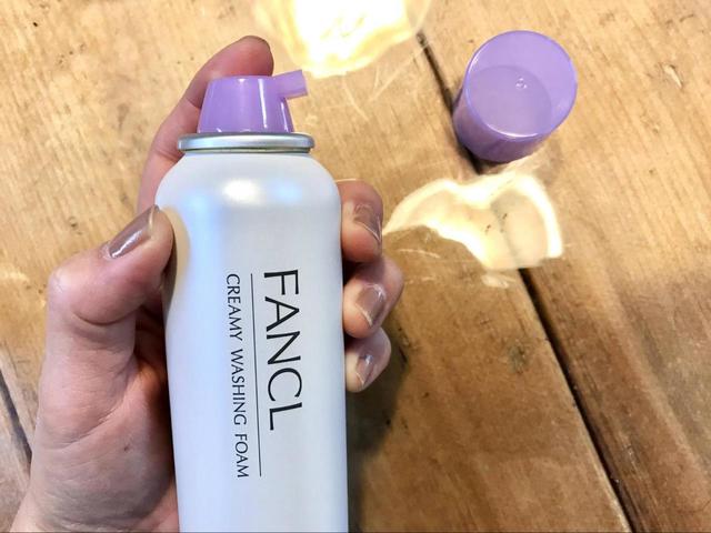 ファンケル クリーミィ泡洗顔料／大人の女性にぴったりなカラーデザインが特徴的
