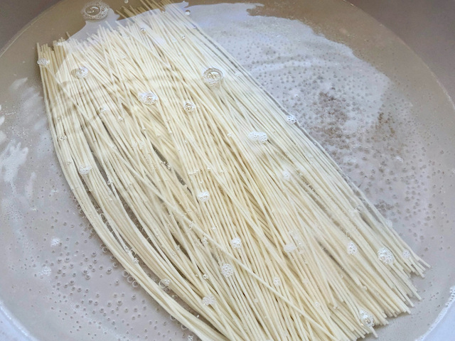 【無印良品　ソーメンチャンプルー】ソーメンは熱湯で2分ほど茹でます