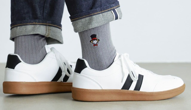 【えんとつ町のプペル×タビオ】メンズはチャコールグレー。シンプルではきやすいデザイン