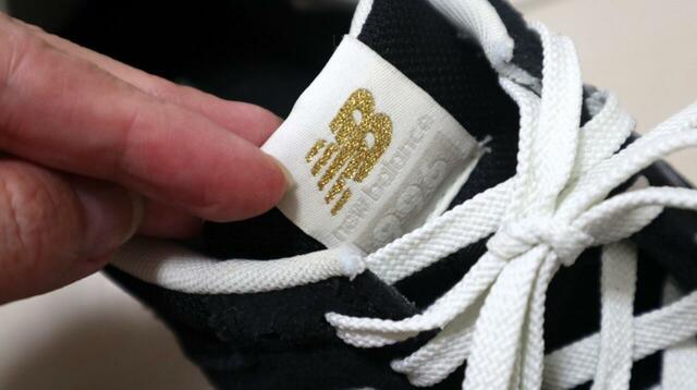 【ニューバランス WL996TV2】ベロの部分のゴールドはラメ仕立てですが、派手すぎずいい感じ!