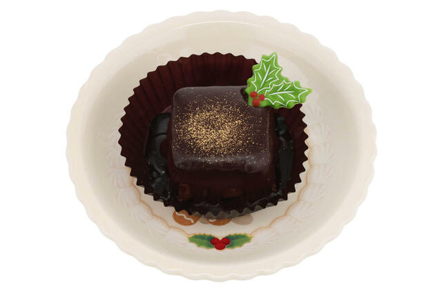チョコレートケーキ（ナッツ入り）、スーベニアプレート付き 1,200円｜東京ディズニーリゾート「ディズニー・クリスマス」スペシャルメニュー｜販売店舗：東京ディズニーランド「トゥモローランド・テラス」、東京ディズニーシー「ニューヨーク・デリ」｜発売日：2024年11月8日（金）〜12月25日（水）