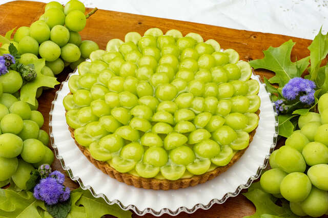 【キル フェ ボン】「シャインマスカットとダブルチーズケーキのタルト」1ピース ￥1,598、ホール（25cm）￥15,984／販売期間：8/31まで販売予定　※店舗によって販売時期が異なります。※各店ごとに産地の異なるシャインマスカットを提供　販売店舗：静岡・浜松・大阪・京都・福岡限定