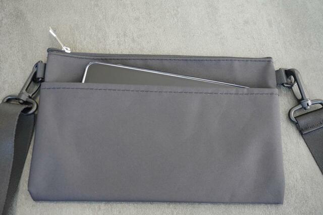 スマホが入る外ポケット