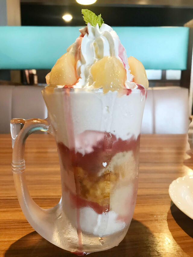 注文したジョッキパフェが到着！もちろん今年もボリューミーです。【びっくりドンキーのジョッキパフェ（ピーチ）】