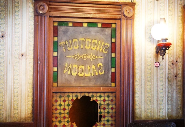 ガラスの裏側で反転している「SHOOT OUT SALOON」