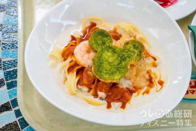 クラムチャウダーのフェットチーネ、白身魚のフリットとシュリンプ添え