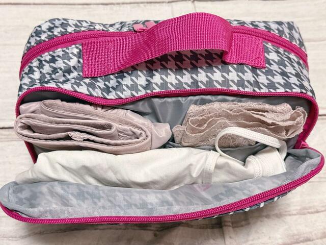 フロント収納にはキャミソールを収納。ポケットにショーツとガードルをIn