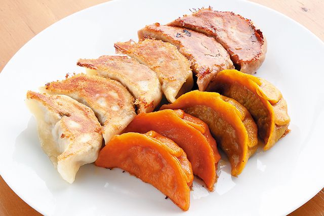 関西「ぎょうざ」のたまらない名店／船場餃子工房 ドドンパ酒場（大阪・南船場）　ドドンパオススメ餃子盛り（1058円/10個）