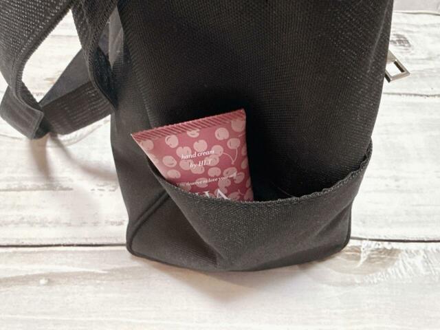 サイドのボトルホルダーにはハンドクリームを収納