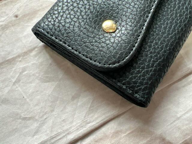 素材はPVC。シボ感のあるリッチなフェイクレザー生地です