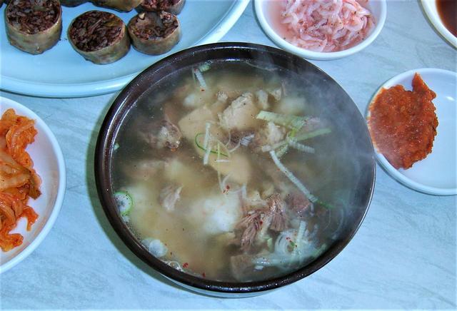 釜山の凡一洞にある人気店のテジクッパ。スープは半透明であっさりした味