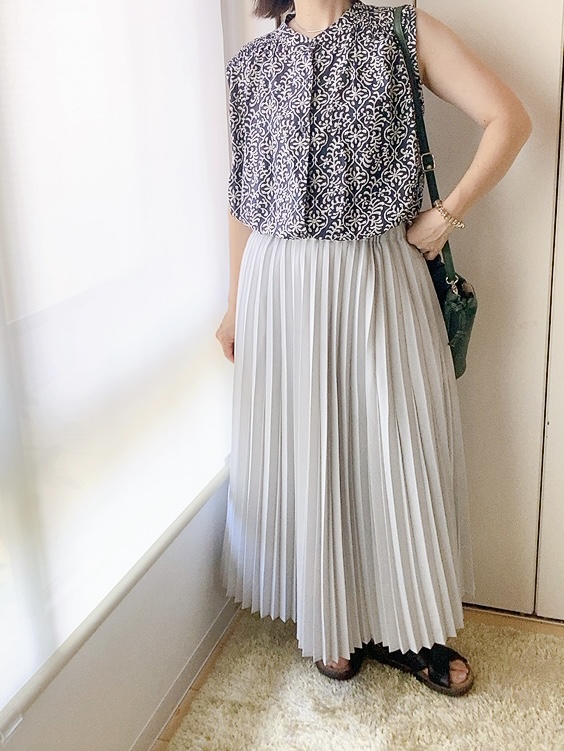 【ファッションセンターしまむら HIPTシャーリングワンピース】コーデ例4-b：プリーツスカートの中にワンピースを入れ込むとタンクトップシャツに大変身！