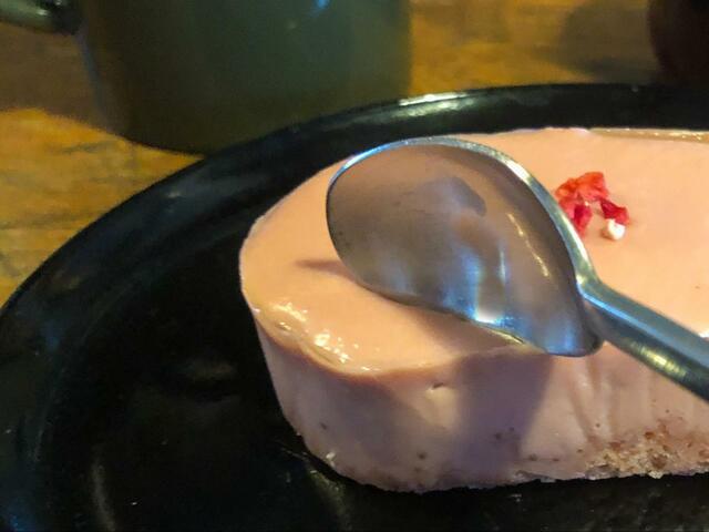 【ファミリーマート　いちごのチーズテリーヌ】ねっとりしたパテの硬さが程よく食べやすいです