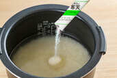【寒天の意外な裏ワザ】お米に少量の顆粒寒天を加えて炊くことで、つややかでもっちりとした炊き上がりに（お米2合に対して2g程度）