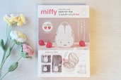 【「miffy いちごチャームの2WAYポーチ＆ショルダーバッグ BOOK」（宝島社）】価格：4,389円（税込み）。ポーチのサイズが約タテ10×ヨコ12×マチ5cm