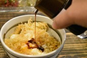 トローッとした甘めのたれは多めにかけたくなる