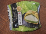 【ファミリーマート 旨み抹茶のシュークリーム】パッケージ高級感あります