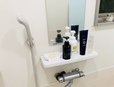 【ニトリ フィルムフックツーウェイディスペンサー】ボトルが無造作に置かれている生活感丸出しのバスルーム