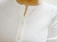 【GU UVカットリブコンパクトカーディガン(長袖)】V字が首元をすっきり見せてくれる