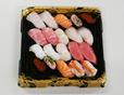 本マグロの大トロと赤身が入った贅沢なセットです。20貫入り寿司「波」（税込・2100円）