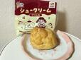 【不二家×ポムポムプリン ポムポムプリン30thペコちゃんとお祝いシュークリーム】シュー皮がしっとりとしているシュークリームです